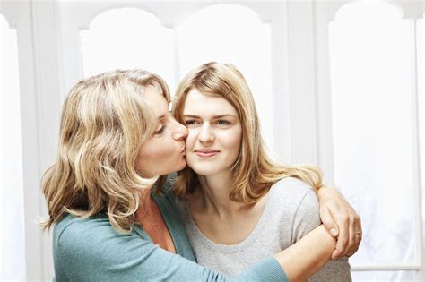 Moms relationship crucial to teen daughters sex decision